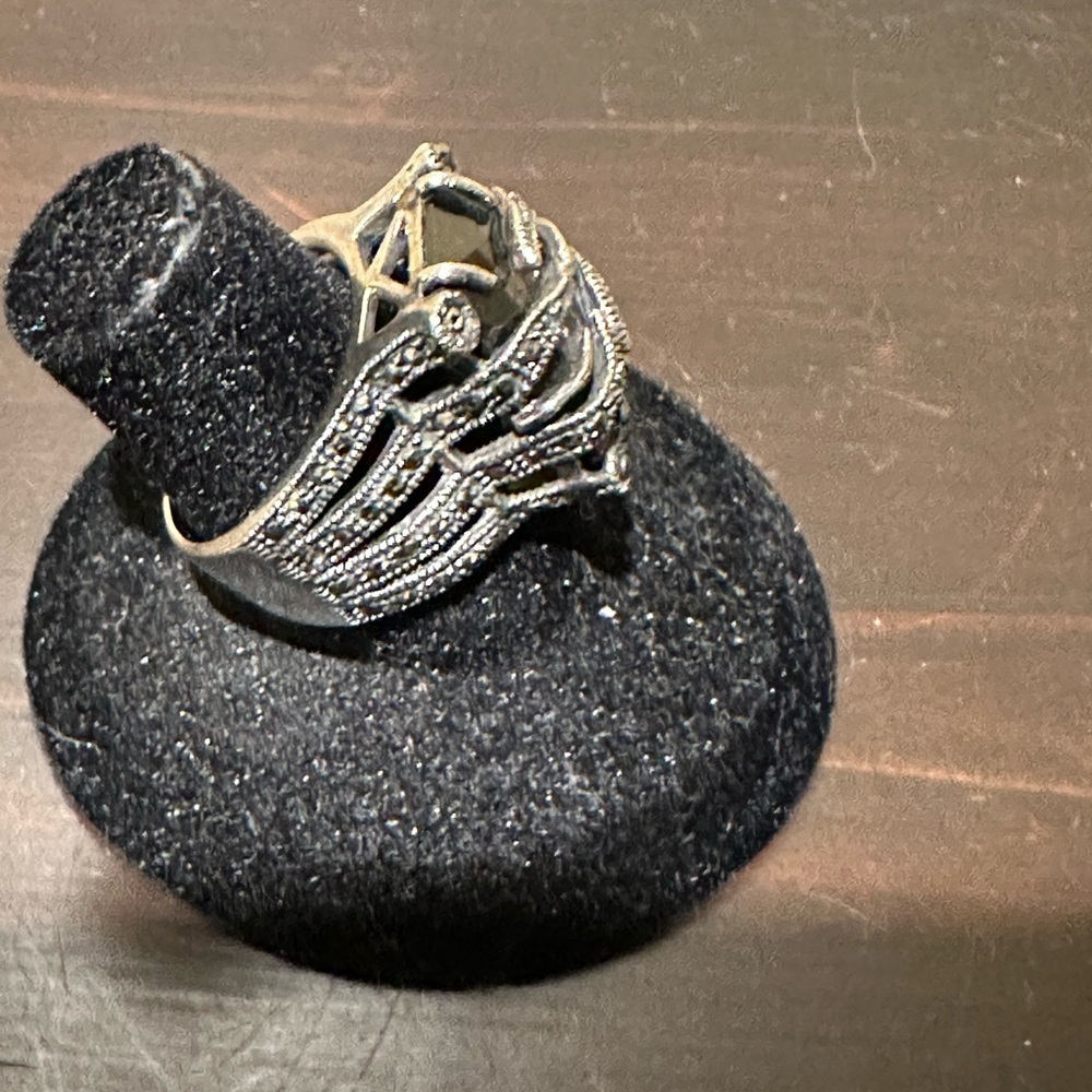 Sterling silver and marcasite ring with onyx stone. Approximate size 6.5-7 - Picture 5 of 8